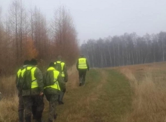Żołnierze i leśnicy szukają martwych dzików