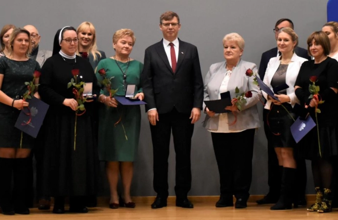 Wojewoda warmińsko-mazurski wręczył nagrody i wyróżnienia w dziedzinie pomocy społecznej.