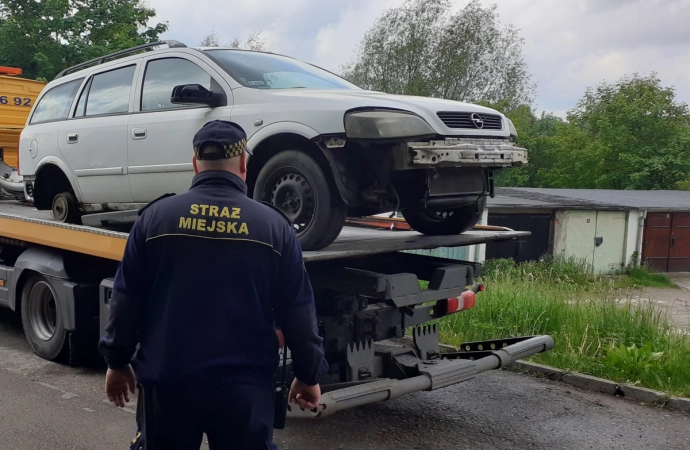 {Olsztyńska Straż Miejska usunęła kolejne samochody, które blokowały miejsca parkingowe.}