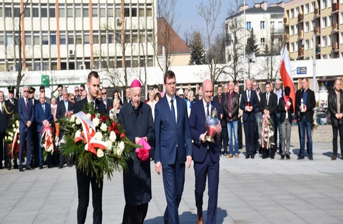 {W Olsztynie, podobnie jak w całej Polsce, uczczono 8. rocznicę katastrofy pod Smoleńskiem.}