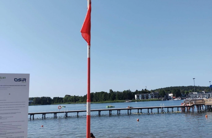 {Sanepid przedłużył zakaz kąpieli w jeziorze Ukiel w Olsztynie.}